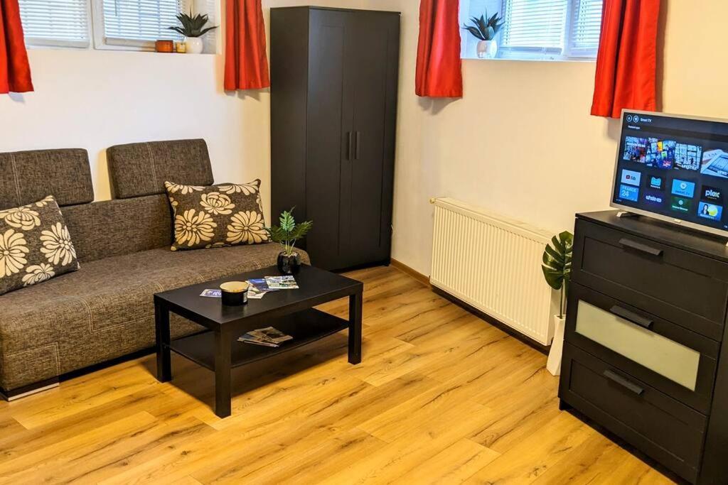 Cosy One Bedroom Flat With Free Parking & Wifi Cluj-Napoca Exterior photo